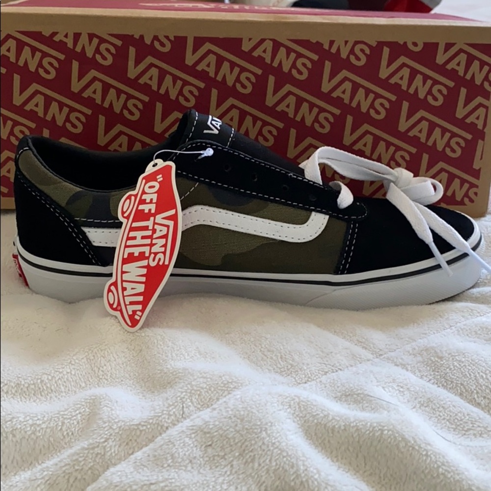 NWT boys camo lace up Van sneakers. Size 5.